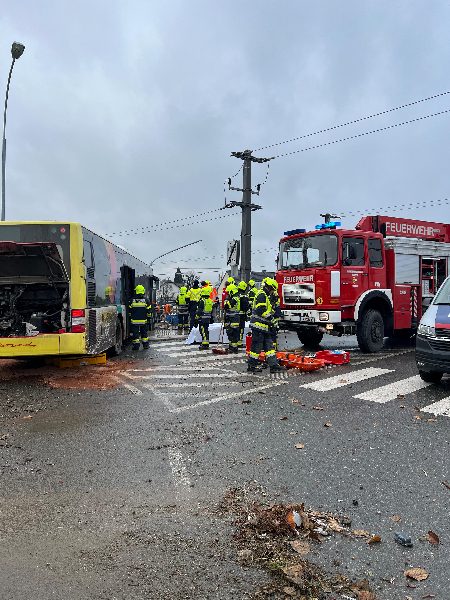 Busunfall Kilzerbrücke Villach- Mehrere Verletzte (Bild 1)
